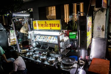 Bangkok, Tayland, 30 Kasım 2024 Çin Mahallesi gece pazarı. Bölge canlı sokak hayatı, zengin kültür mirası ve hareketli pazarlarıyla tanınıyor..