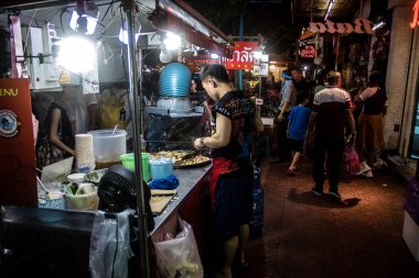 Bangkok, Tayland, 30 Kasım 2024 Çin Mahallesi gece pazarı. Bölge canlı sokak hayatı, zengin kültür mirası ve hareketli pazarlarıyla tanınıyor..