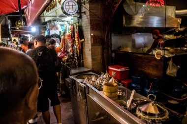 Bangkok, Tayland, 30 Kasım 2024 Çin Mahallesi gece pazarı. Bölge canlı sokak hayatı, zengin kültür mirası ve hareketli pazarlarıyla tanınıyor..