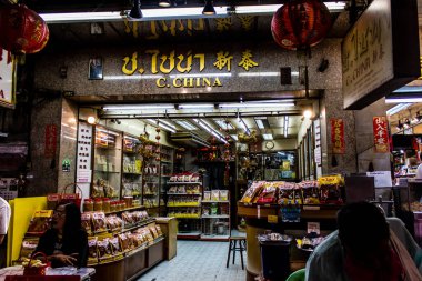 Bangkok, Tayland, 30 Kasım 2024 Çin Mahallesi gece pazarı. Bölge canlı sokak hayatı, zengin kültür mirası ve hareketli pazarlarıyla tanınıyor..