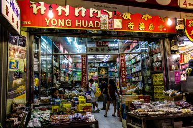 Bangkok, Tayland, 30 Kasım 2024 Çin Mahallesi gece pazarı. Bölge canlı sokak hayatı, zengin kültür mirası ve hareketli pazarlarıyla tanınıyor..