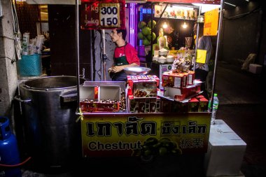 Bangkok, Tayland, 30 Kasım 2024 Çin Mahallesi gece pazarı. Bölge canlı sokak hayatı, zengin kültür mirası ve hareketli pazarlarıyla tanınıyor..
