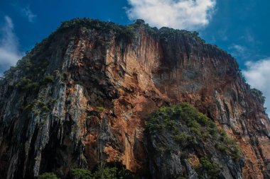 Krabi Adaları, Tayland, 5 Ocak 2025, Tayland, Güney Tayland batı kıyısında, kayalık, kireçtaşı uçurumları, yoğun mangrov ormanları ve yüzden fazla adayla karakterize edilen bir ildir.
