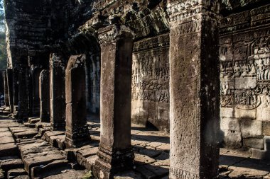 Siem hasadı, Kamboçya, 14 Ocak 2025 Angkor 'da inşa edilen Hindu-Budist bir Budist olan Angkor Wat kompleksindeki Bayon tapınağının mimarisi..