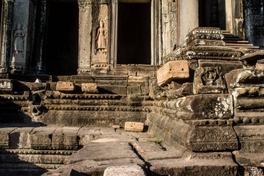 Siem hasadı, Kamboçya, 14 Ocak 2025 Angkor 'da inşa edilen Hindu-Budist bir Budist olan Angkor Wat kompleksindeki Bayon tapınağının mimarisi..