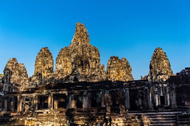 Siem hasadı, Kamboçya, 14 Ocak 2025 Angkor 'da inşa edilen Hindu-Budist bir Budist olan Angkor Wat kompleksindeki Bayon tapınağının mimarisi..