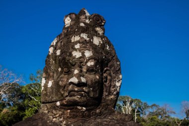 Siem hasadı, Kamboçya, 14 Ocak 2025 Tonle Om Gate mimarisi, 12. yüzyıla dayanan şehir kapısı, kazınmış yüzler, artı bir geçidi kaplayan taş figürler. Angkor Wat kompleksinde yer almaktadır..