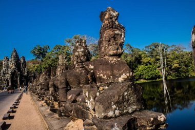 Siem hasadı, Kamboçya, 14 Ocak 2025 Tonle Om Gate mimarisi, 12. yüzyıla dayanan şehir kapısı, kazınmış yüzler, artı bir geçidi kaplayan taş figürler. Angkor Wat kompleksinde yer almaktadır..