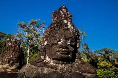 Siem hasadı, Kamboçya, 14 Ocak 2025 Tonle Om Gate mimarisi, 12. yüzyıla dayanan şehir kapısı, kazınmış yüzler, artı bir geçidi kaplayan taş figürler. Angkor Wat kompleksinde yer almaktadır..