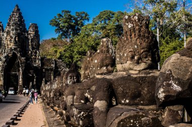 Siem hasadı, Kamboçya, 14 Ocak 2025 Tonle Om Gate mimarisi, 12. yüzyıla dayanan şehir kapısı, kazınmış yüzler, artı bir geçidi kaplayan taş figürler. Angkor Wat kompleksinde yer almaktadır..