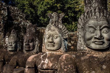Siem hasadı, Kamboçya, 14 Ocak 2025 Tonle Om Gate mimarisi, 12. yüzyıla dayanan şehir kapısı, kazınmış yüzler, artı bir geçidi kaplayan taş figürler. Angkor Wat kompleksinde yer almaktadır..