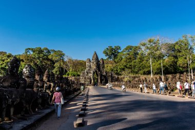 Siem hasadı, Kamboçya, 14 Ocak 2025 Tonle Om Gate mimarisi, 12. yüzyıla dayanan şehir kapısı, kazınmış yüzler, artı bir geçidi kaplayan taş figürler. Angkor Wat kompleksinde yer almaktadır..