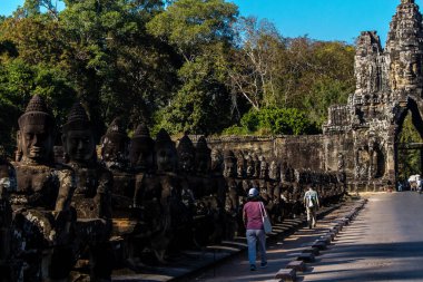 Siem hasadı, Kamboçya, 14 Ocak 2025 Tonle Om Gate mimarisi, 12. yüzyıla dayanan şehir kapısı, kazınmış yüzler, artı bir geçidi kaplayan taş figürler. Angkor Wat kompleksinde yer almaktadır..