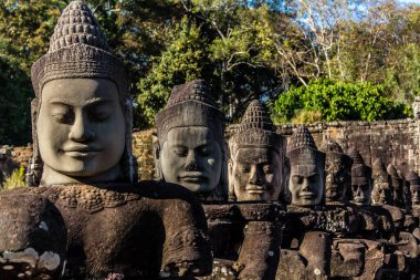 Siem hasadı, Kamboçya, 14 Ocak 2025 Tonle Om Gate mimarisi, 12. yüzyıla dayanan şehir kapısı, kazınmış yüzler, artı bir geçidi kaplayan taş figürler. Angkor Wat kompleksinde yer almaktadır..