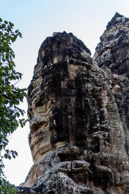 Siem hasadı, Kamboçya, 14 Ocak 2025 Tonle Om Gate mimarisi, 12. yüzyıla dayanan şehir kapısı, kazınmış yüzler, artı bir geçidi kaplayan taş figürler. Angkor Wat kompleksinde yer almaktadır..