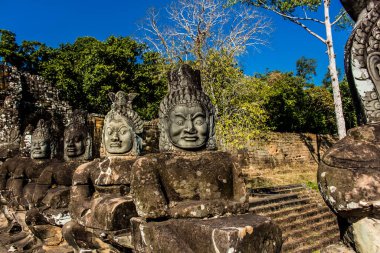 Siem hasadı, Kamboçya, 14 Ocak 2025 Tonle Om Gate mimarisi, 12. yüzyıla dayanan şehir kapısı, kazınmış yüzler, artı bir geçidi kaplayan taş figürler. Angkor Wat kompleksinde yer almaktadır..