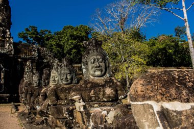 Siem hasadı, Kamboçya, 14 Ocak 2025 Tonle Om Gate mimarisi, 12. yüzyıla dayanan şehir kapısı, kazınmış yüzler, artı bir geçidi kaplayan taş figürler. Angkor Wat kompleksinde yer almaktadır..