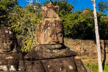 Siem hasadı, Kamboçya, 14 Ocak 2025 Tonle Om Gate mimarisi, 12. yüzyıla dayanan şehir kapısı, kazınmış yüzler, artı bir geçidi kaplayan taş figürler. Angkor Wat kompleksinde yer almaktadır..