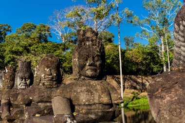 Siem hasadı, Kamboçya, 14 Ocak 2025 Tonle Om Gate mimarisi, 12. yüzyıla dayanan şehir kapısı, kazınmış yüzler, artı bir geçidi kaplayan taş figürler. Angkor Wat kompleksinde yer almaktadır..