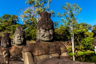 Siem hasadı, Kamboçya, 14 Ocak 2025 Tonle Om Gate mimarisi, 12. yüzyıla dayanan şehir kapısı, kazınmış yüzler, artı bir geçidi kaplayan taş figürler. Angkor Wat kompleksinde yer almaktadır..