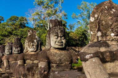 Siem hasadı, Kamboçya, 14 Ocak 2025 Tonle Om Gate mimarisi, 12. yüzyıla dayanan şehir kapısı, kazınmış yüzler, artı bir geçidi kaplayan taş figürler. Angkor Wat kompleksinde yer almaktadır..