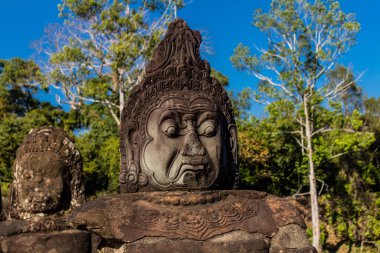 Siem hasadı, Kamboçya, 14 Ocak 2025 Tonle Om Gate mimarisi, 12. yüzyıla dayanan şehir kapısı, kazınmış yüzler, artı bir geçidi kaplayan taş figürler. Angkor Wat kompleksinde yer almaktadır..