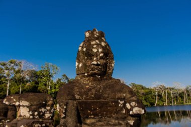 Siem hasadı, Kamboçya, 14 Ocak 2025 Tonle Om Gate mimarisi, 12. yüzyıla dayanan şehir kapısı, kazınmış yüzler, artı bir geçidi kaplayan taş figürler. Angkor Wat kompleksinde yer almaktadır..