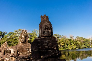 Siem hasadı, Kamboçya, 14 Ocak 2025 Tonle Om Gate mimarisi, 12. yüzyıla dayanan şehir kapısı, kazınmış yüzler, artı bir geçidi kaplayan taş figürler. Angkor Wat kompleksinde yer almaktadır..