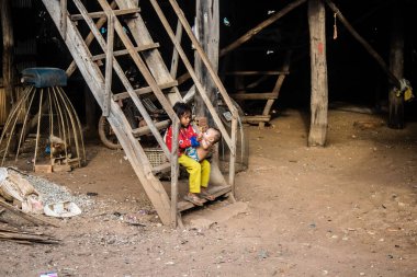 Kampong Phluk, Kamboçya, 15 Ocak 2025. Çocuklar Tonle Sap Gölü 'nde inşa edilen geleneksel yüzen köyde yaşıyorlar. Toplumun hayatta kalması büyük oranda balıkçılık ve turizme bağlı..