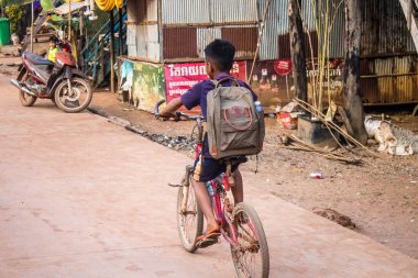 Kampong Phluk, Kamboçya, 15 Ocak 2025. Çocuklar Tonle Sap Gölü 'nde inşa edilen geleneksel yüzen köyde yaşıyorlar. Toplumun hayatta kalması büyük oranda balıkçılık ve turizme bağlı..