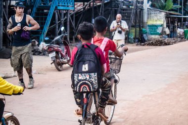 Kampong Phluk, Kamboçya, 15 Ocak 2025. Çocuklar Tonle Sap Gölü 'nde inşa edilen geleneksel yüzen köyde yaşıyorlar. Toplumun hayatta kalması büyük oranda balıkçılık ve turizme bağlı..