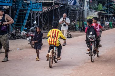 Kampong Phluk, Kamboçya, 15 Ocak 2025. Çocuklar Tonle Sap Gölü 'nde inşa edilen geleneksel yüzen köyde yaşıyorlar. Toplumun hayatta kalması büyük oranda balıkçılık ve turizme bağlı..