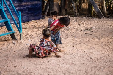 Kampong Phluk, Kamboçya, 15 Ocak 2025. Çocuklar Tonle Sap Gölü 'nde inşa edilen geleneksel yüzen köyde yaşıyorlar. Toplumun hayatta kalması büyük oranda balıkçılık ve turizme bağlı..