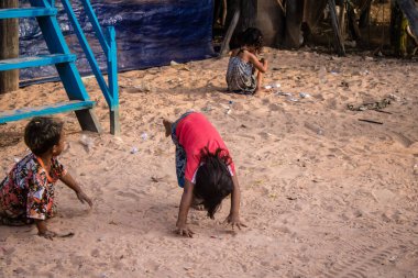Kampong Phluk, Kamboçya, 15 Ocak 2025. Çocuklar Tonle Sap Gölü 'nde inşa edilen geleneksel yüzen köyde yaşıyorlar. Toplumun hayatta kalması büyük oranda balıkçılık ve turizme bağlı..