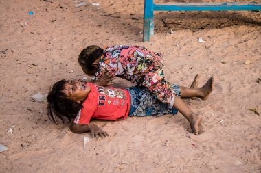 Kampong Phluk, Kamboçya, 15 Ocak 2025. Çocuklar Tonle Sap Gölü 'nde inşa edilen geleneksel yüzen köyde yaşıyorlar. Toplumun hayatta kalması büyük oranda balıkçılık ve turizme bağlı..