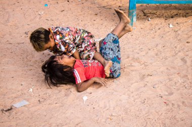 Kampong Phluk, Kamboçya, 15 Ocak 2025. Çocuklar Tonle Sap Gölü 'nde inşa edilen geleneksel yüzen köyde yaşıyorlar. Toplumun hayatta kalması büyük oranda balıkçılık ve turizme bağlı..