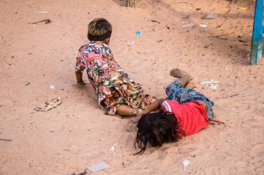 Kampong Phluk, Kamboçya, 15 Ocak 2025. Çocuklar Tonle Sap Gölü 'nde inşa edilen geleneksel yüzen köyde yaşıyorlar. Toplumun hayatta kalması büyük oranda balıkçılık ve turizme bağlı..