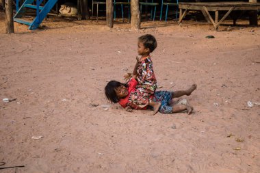 Kampong Phluk, Kamboçya, 15 Ocak 2025. Çocuklar Tonle Sap Gölü 'nde inşa edilen geleneksel yüzen köyde yaşıyorlar. Toplumun hayatta kalması büyük oranda balıkçılık ve turizme bağlı..