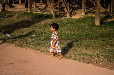 Kampong Phluk, Kamboçya, 15 Ocak 2025. Çocuklar Tonle Sap Gölü 'nde inşa edilen geleneksel yüzen köyde yaşıyorlar. Toplumun hayatta kalması büyük oranda balıkçılık ve turizme bağlı..