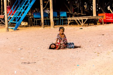 Kampong Phluk, Kamboçya, 15 Ocak 2025. Çocuklar Tonle Sap Gölü 'nde inşa edilen geleneksel yüzen köyde yaşıyorlar. Toplumun hayatta kalması büyük oranda balıkçılık ve turizme bağlı..