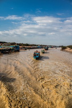 Kampong Phluk, Kamboçya, 15 Ocak 2025. Tekneler Tonle Sap Gölü 'nde inşa edilen geleneksel yüzen balıkçı köyüne açılır. Toplum büyük oranda hayatta kalmak için balıkçılık ve turizme bağımlıdır..