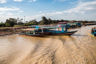 Kampong Phluk, Kamboçya, 15 Ocak 2025. Tekneler Tonle Sap Gölü 'nde inşa edilen geleneksel yüzen balıkçı köyüne açılır. Toplum büyük oranda hayatta kalmak için balıkçılık ve turizme bağımlıdır..