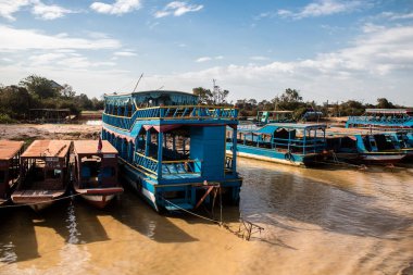 Kampong Phluk, Kamboçya, 15 Ocak 2025. Tekneler Tonle Sap Gölü 'nde inşa edilen geleneksel yüzen balıkçı köyüne açılır. Toplum büyük oranda hayatta kalmak için balıkçılık ve turizme bağımlıdır..