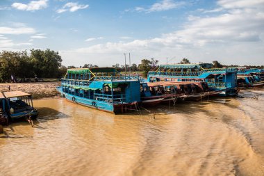 Kampong Phluk, Kamboçya, 15 Ocak 2025. Tekneler Tonle Sap Gölü 'nde inşa edilen geleneksel yüzen balıkçı köyüne açılır. Toplum büyük oranda hayatta kalmak için balıkçılık ve turizme bağımlıdır..
