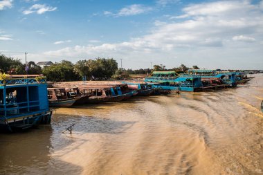 Kampong Phluk, Kamboçya, 15 Ocak 2025. Tekneler Tonle Sap Gölü 'nde inşa edilen geleneksel yüzen balıkçı köyüne açılır. Toplum büyük oranda hayatta kalmak için balıkçılık ve turizme bağımlıdır..