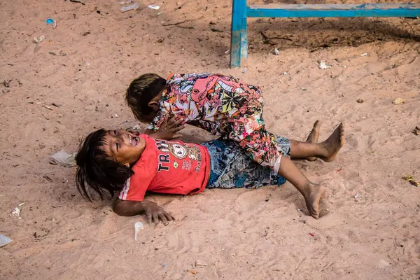 Kampong Phluk, Kamboçya, 15 Ocak 2025. Çocuklar Tonle Sap Gölü 'nde inşa edilen geleneksel yüzen köyde yaşıyorlar. Toplumun hayatta kalması büyük oranda balıkçılık ve turizme bağlı..