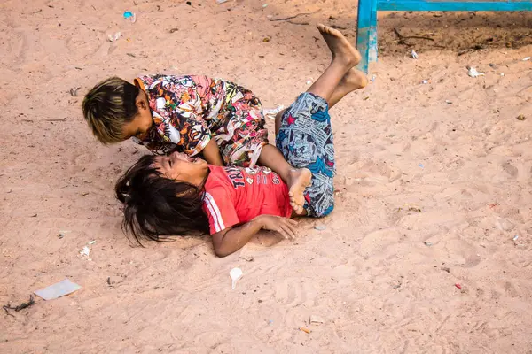Kampong Phluk, Kamboçya, 15 Ocak 2025. Çocuklar Tonle Sap Gölü 'nde inşa edilen geleneksel yüzen köyde yaşıyorlar. Toplumun hayatta kalması büyük oranda balıkçılık ve turizme bağlı..