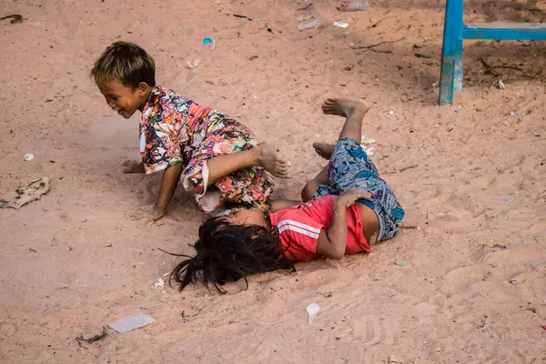 Kampong Phluk, Kamboçya, 15 Ocak 2025. Çocuklar Tonle Sap Gölü 'nde inşa edilen geleneksel yüzen köyde yaşıyorlar. Toplumun hayatta kalması büyük oranda balıkçılık ve turizme bağlı..