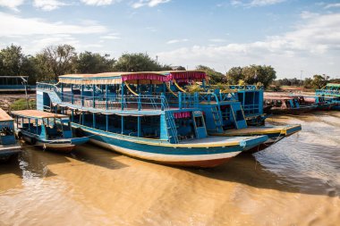 Kampong Phluk, Kamboçya, 15 Ocak 2025. Tekneler Tonle Sap Gölü 'nde inşa edilen geleneksel yüzen balıkçı köyüne açılır. Toplum büyük oranda hayatta kalmak için balıkçılık ve turizme bağımlıdır..