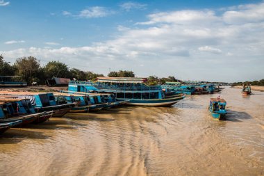 Kampong Phluk, Kamboçya, 15 Ocak 2025. Tekneler Tonle Sap Gölü 'nde inşa edilen geleneksel yüzen balıkçı köyüne açılır. Toplum büyük oranda hayatta kalmak için balıkçılık ve turizme bağımlıdır..